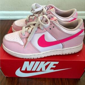 Nike dunk low girls size 3Y used but in great condition.Only worn a couple times